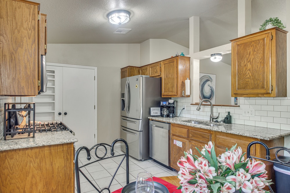 2 Mi to OU: Family-friendly Retreat w/ Patio!