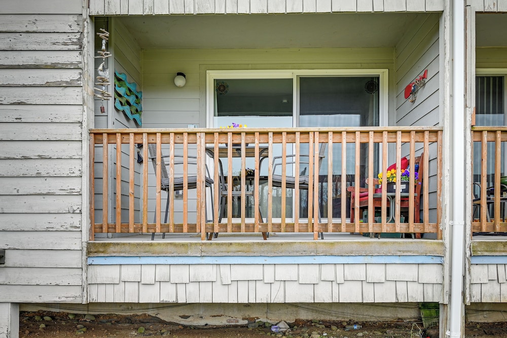 Ocean Shores Condo w/ Balcony < 1 Mi to Beach! view 4