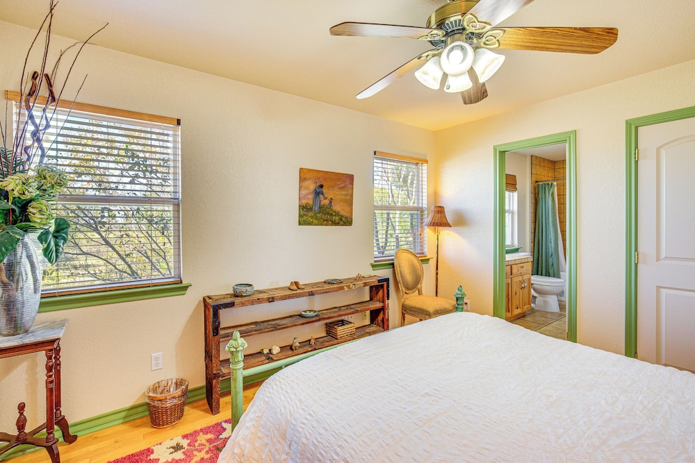 30 Mi to Fort Worth: Rural Retreat w/ Patio!