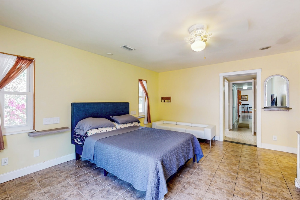 3BR Dog-friendly Home w/ Pool, Fireplace, W/d, A/C
