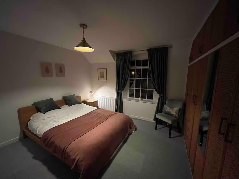 Charming 3-bed Cottage - Private Garden & Parking