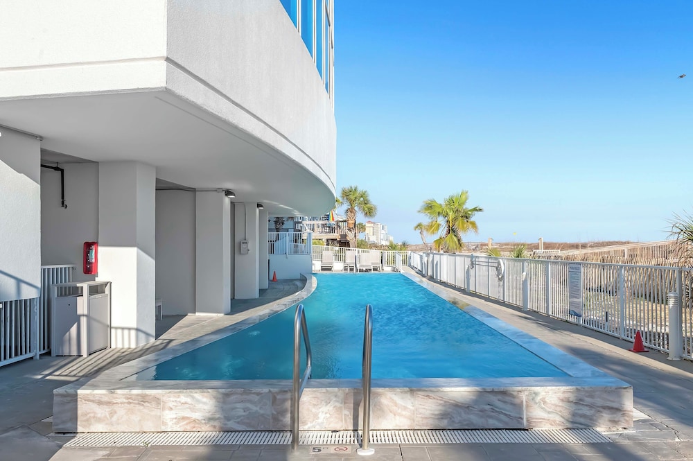 Gulf Views & Pools: Beachfront Island Tower Condo