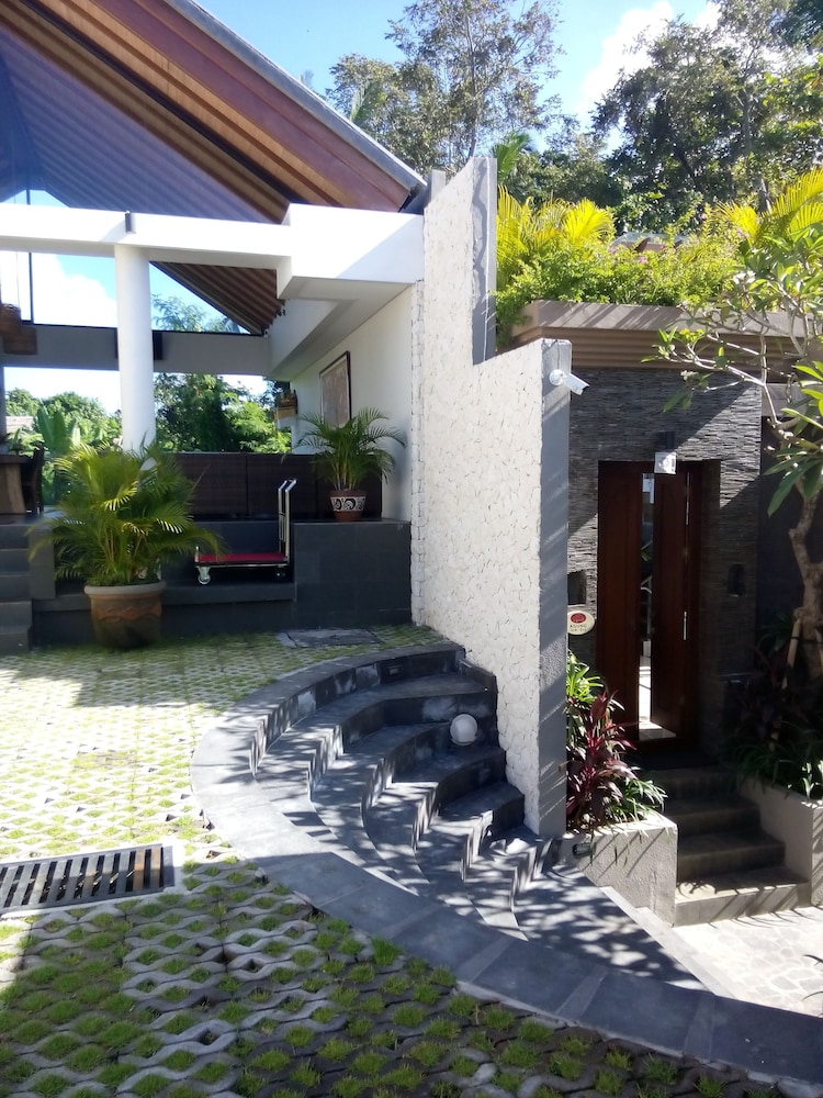 Royal Nyanyi Villa