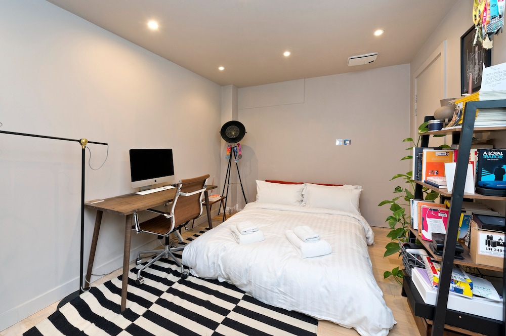 Contemporary Flat With Private Patio in Primrose Hill by UnderTheDoormat