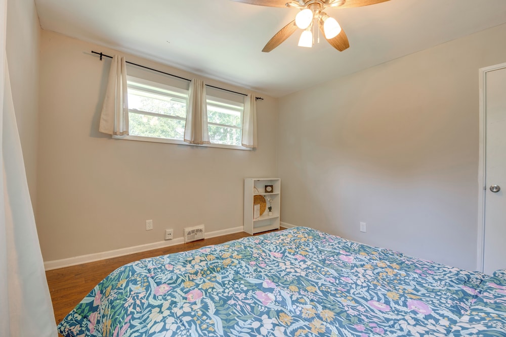 Inviting Home w/ Backyard: 8 Mi to Dtwn Atlanta!