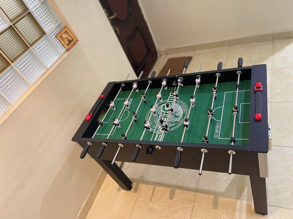 Luxury 4 BR Apt w Parking, Hot Tub, Magodo Estate