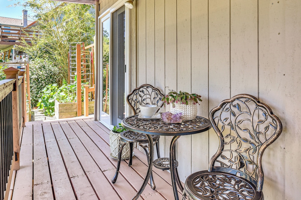 Backs to Wetlands: Tranquil Beaverton Retreat!