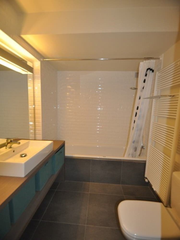 Modern 5th Floor Apartment