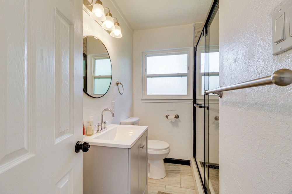 1 Mi to At&t Stadium: Family Home w/ Large Yard!