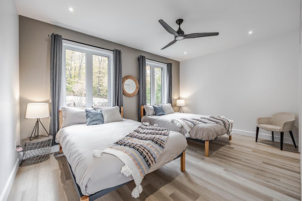 Valhalla - Scandinavian Style Chalet Directly on the Lake With Upscale Amenities and Private hot tub