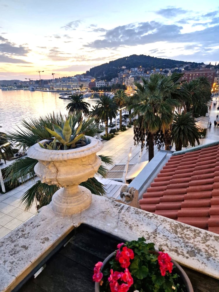 Riva Luxury Suites