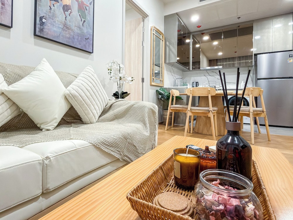 Luxury Downtown Bangkok 2BR 2BA · Sky Pool Gym · 5min Walk to Siam Paragon