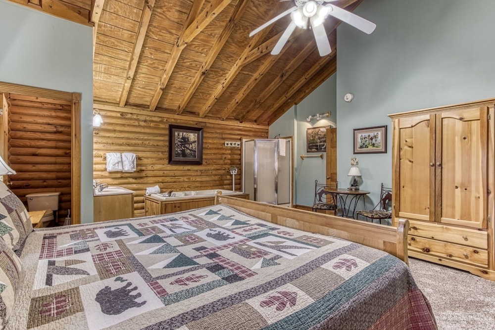 Er92 - Virginia's Villa - Great Location! Close To All The Action! 5 Bedroom Cabin by RedAwning view 5