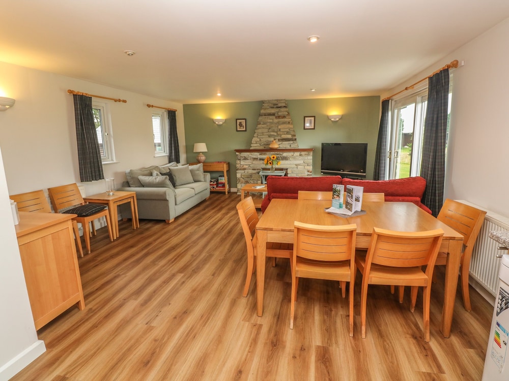 64 Waterside view 4