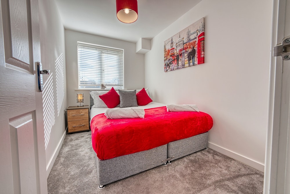Modern 4 Bedroom 2 Bath House Birmingham view 5