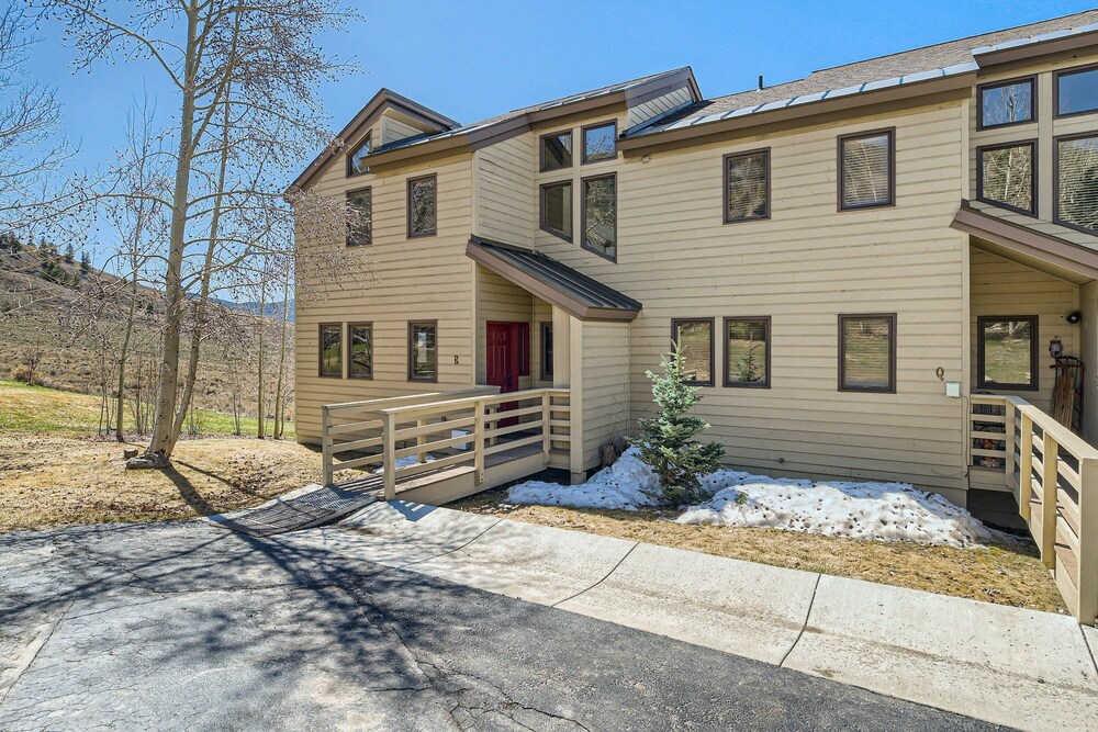 2bedroom+Loft Private Entry, Lake Views, Amazing Location, Near all Ski Resorts 3 Townhouse by RedAwning view 5