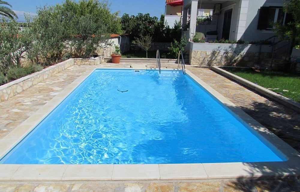 4 Bed Villa Sleeps 9 - Pool, Pets, Garden, Parking view 4