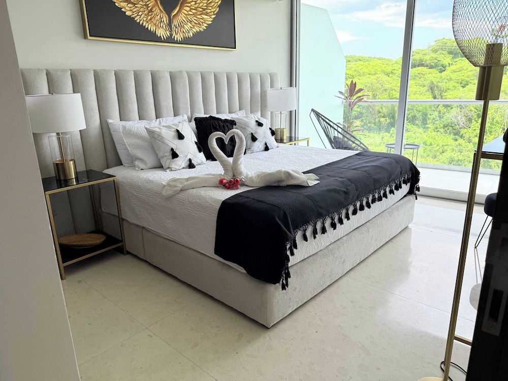 Luxury 2BR Bolongo Ocean View Private Beach