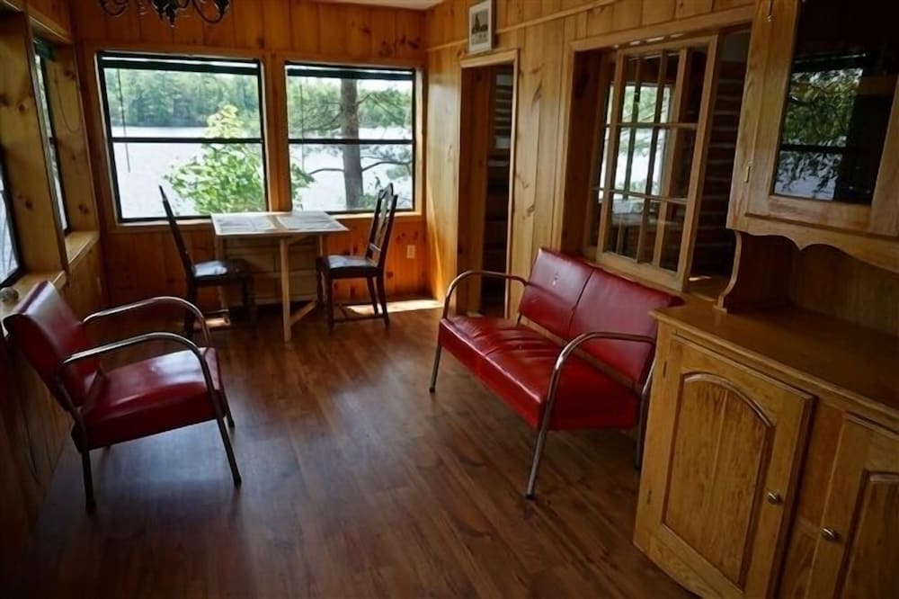 432 Weslemkoon Lake 4 Bedroom Cottage