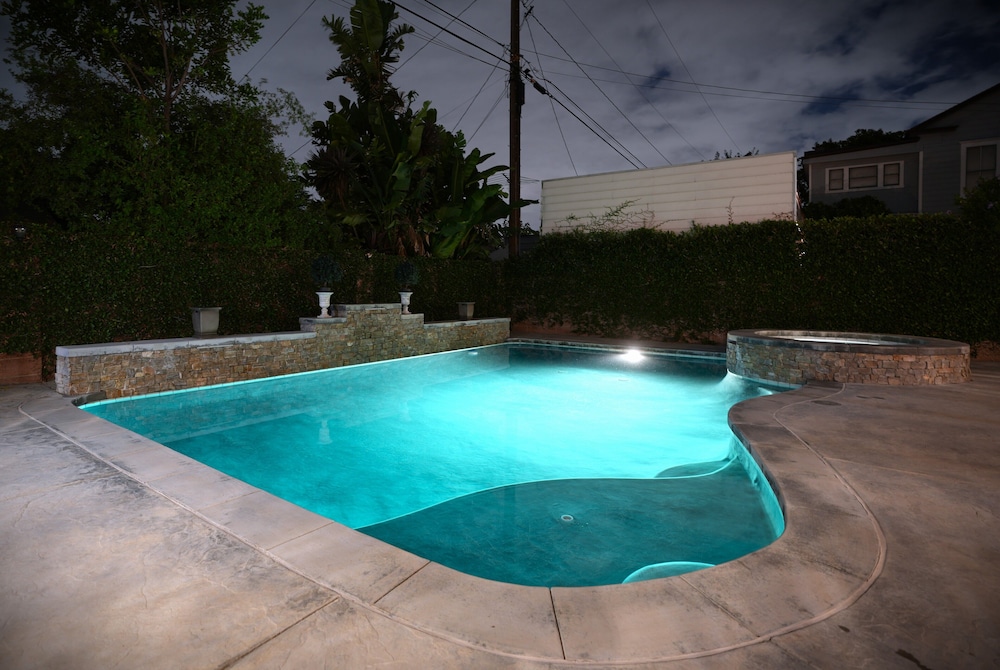Designer decorated 6 bedroom 4 bath pool home