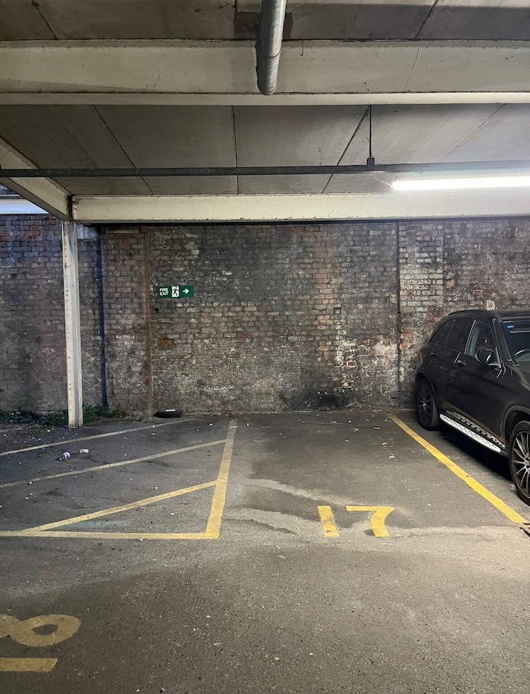 City Centre & Parking 2 Bed Ap