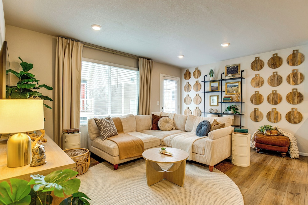 13 Mi to Dtwn Denver: Spacious Home w/ Balcony!