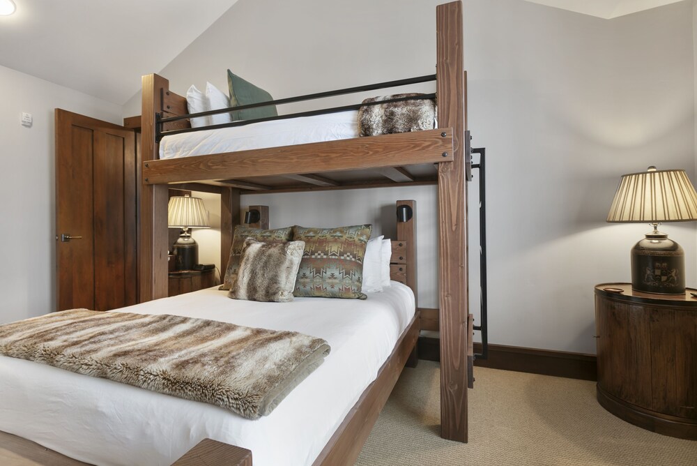 Arrowleaf Lodge- Two Bedroom #401 2 Condo