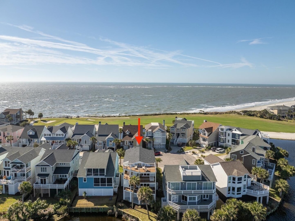 Spacious and Stylish 4-bed, 4.5-bath Home With Stunning Golf Views