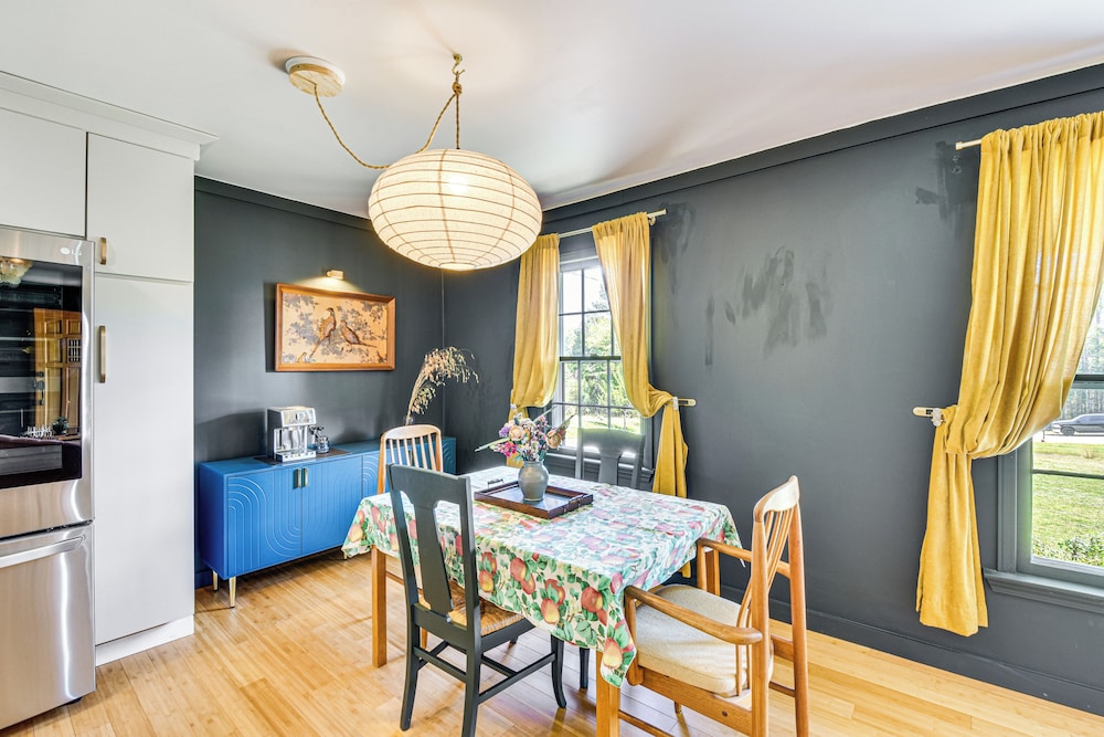 5 Mi to Lake Keowee: Stylish Salem Home w/ Yard!