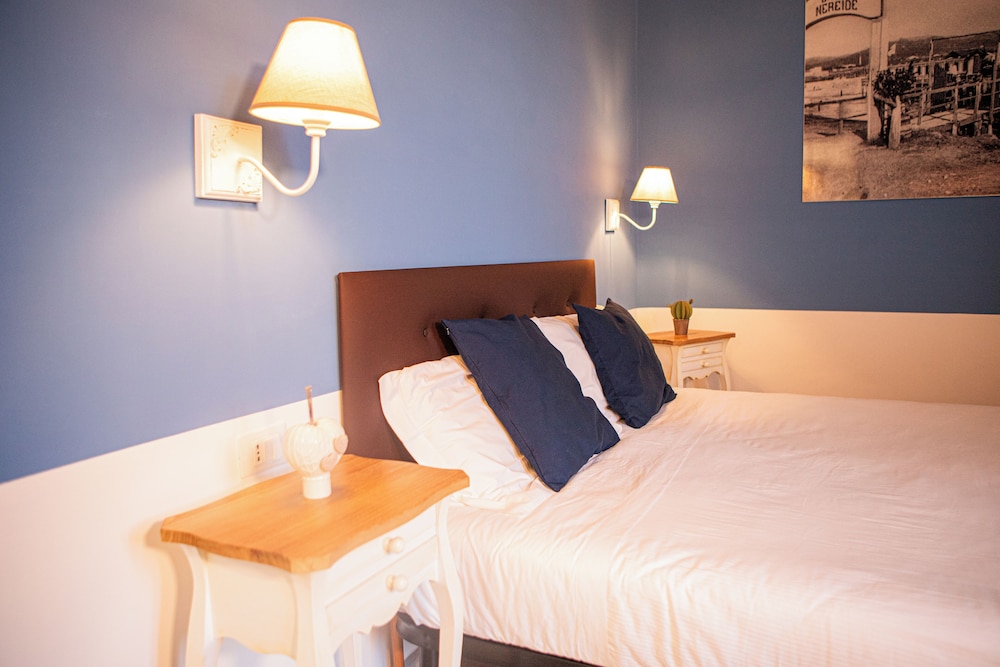 Demithos Rooms