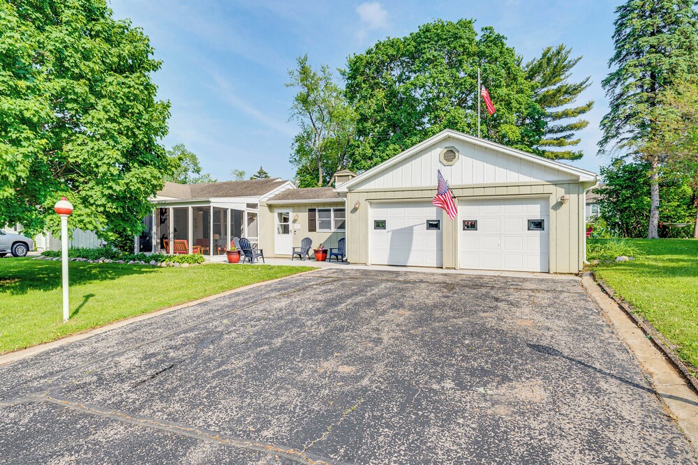 Powers Lake Gem: Peek-a-boo Views & Beach Access