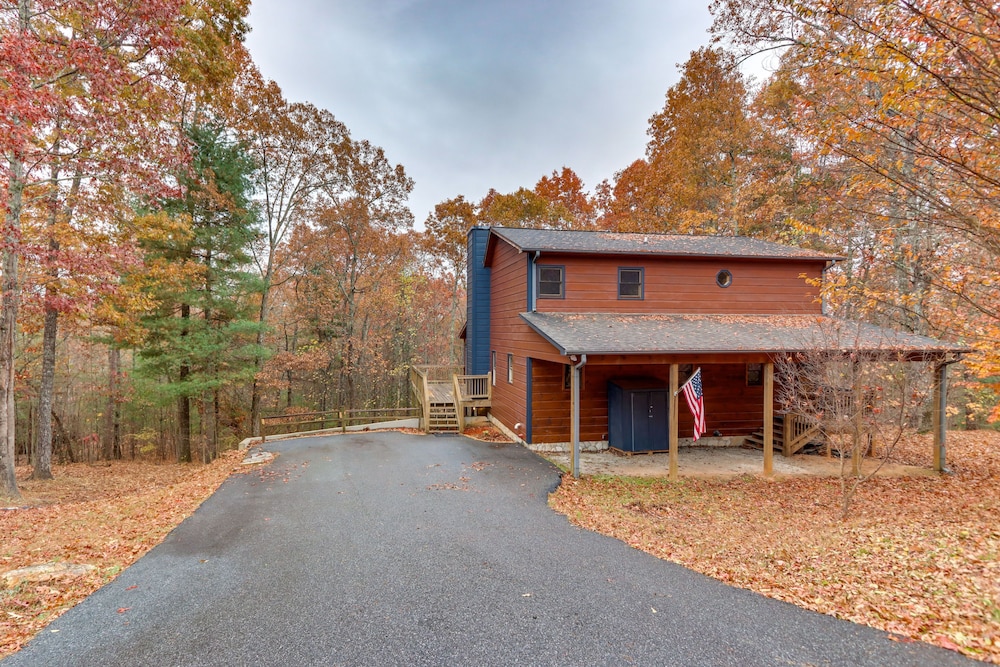 Blue Ridge Cabin w/ Hot Tub, 5 Mi to Downtown!