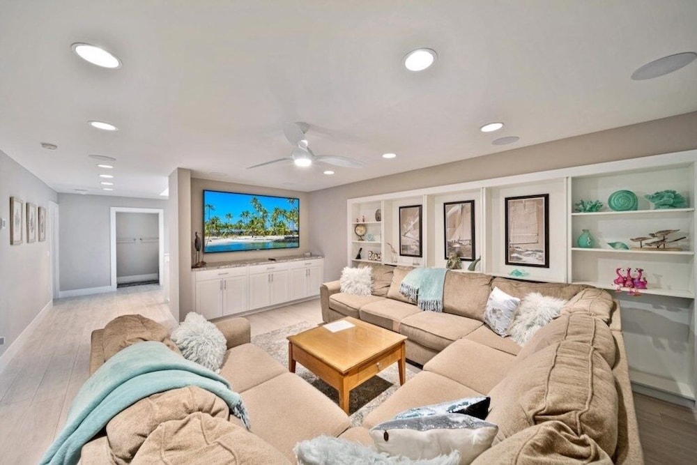 Wine Down 7 Bedroom Home by RedAwning