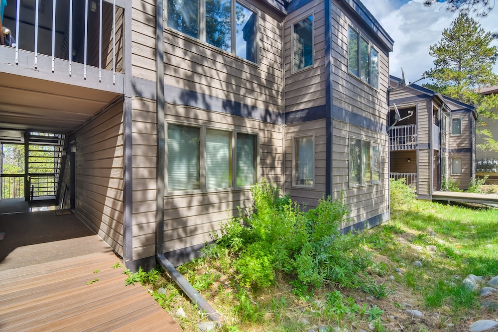 6 Mi to Winter Park: Mtn-view Condo w/ Balcony!