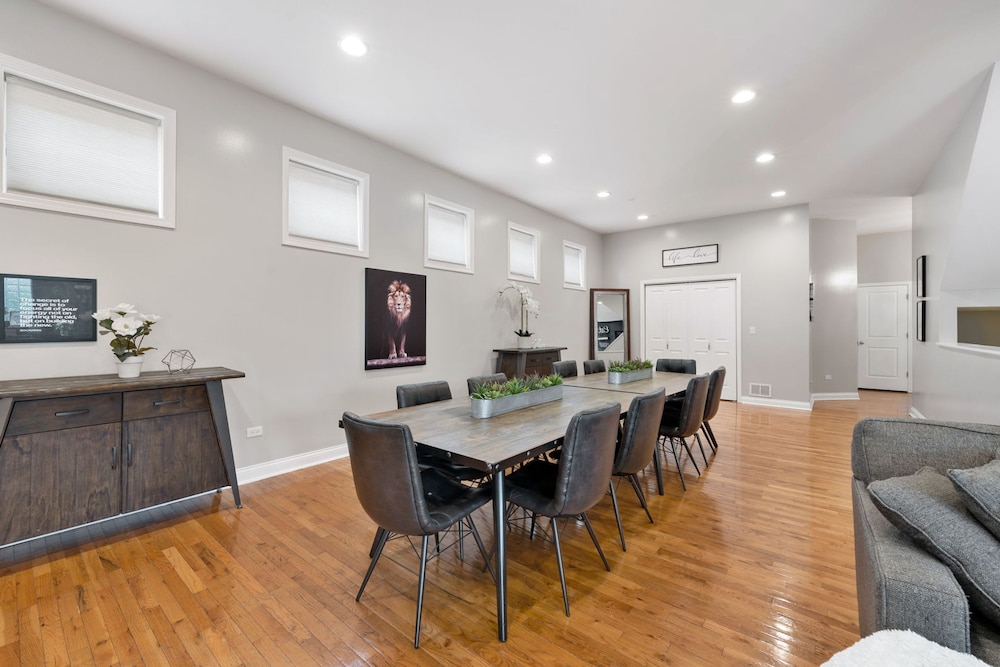 Spacious Luxury Retreat 8 Bed Oasis With 6 Baths
