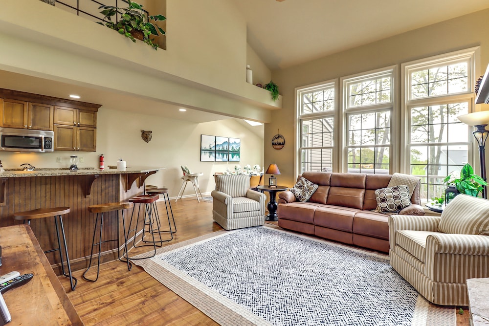 Beach Access & Hot Tub: Retreat in Lake Harmony!