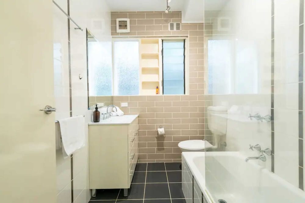 Sunny 1 Bedroom Flat in Quiet St Kilda With Parking