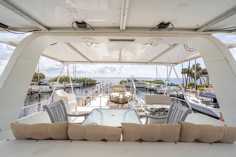 62' Yacht M/v Possibilities On Wide Private Canal 3 Bedroom Houseboat
