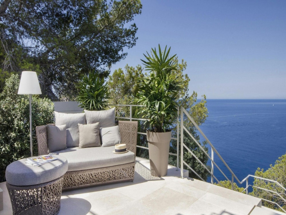 Villa in Tranquil Hillside Location