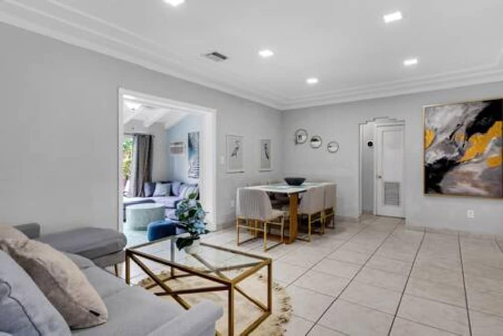 437 NE 107th Pool Hot Tub Patio 5 Bedrooms 3 Baths Parking
