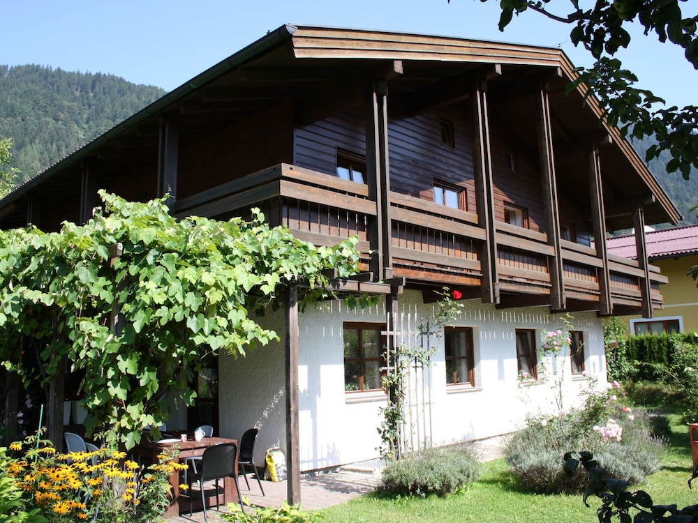 Quaint Mansion Near ski bus in Goldegg