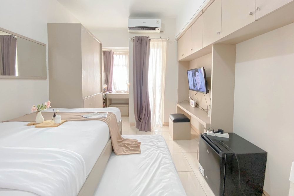 Good Location And Cozy Studio Springlake Summarecon Bekasi Apartment