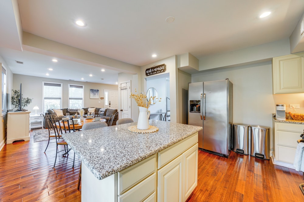 Fire Pit & Grill: Family Home on Fox River Trail!