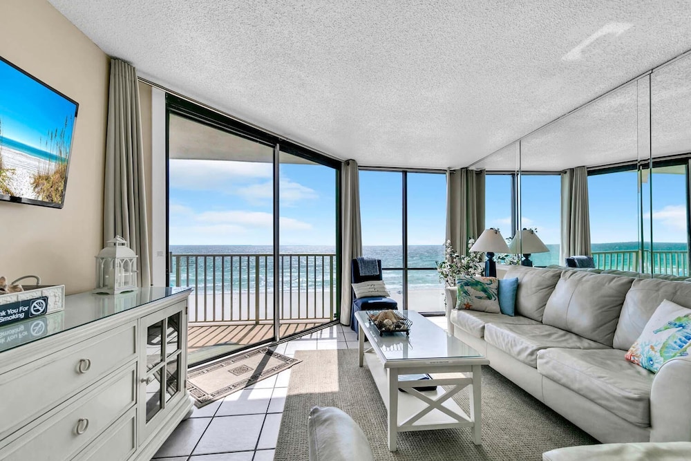 Leeward 403 at Edgewater