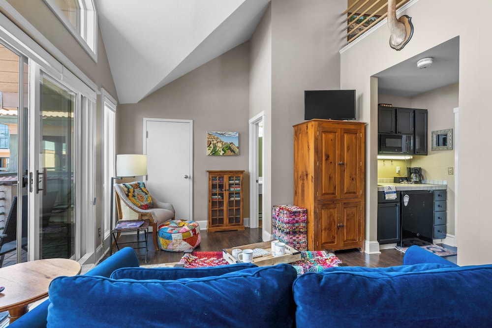 Blue Mesa Lodge 40A by Avantstay Ski In/ Ski Out Unit w/ Balcony!