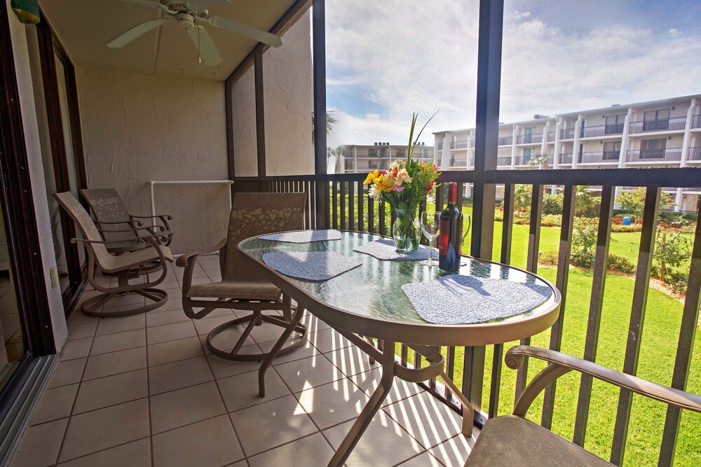 Sanibel Island Studio: Pool Access, Walk to Beach