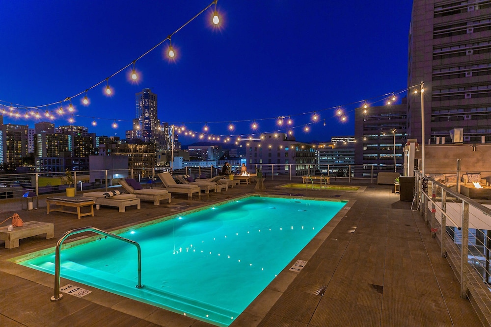 Stylish 2br/2ba At HWH by Oneluxstay