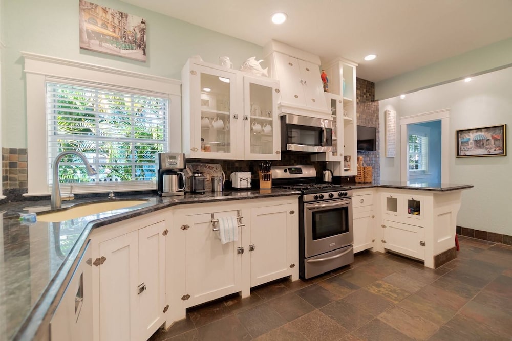 Charleston House, With Pool and Walk to Shops & Restaurants, Downtown, Kravis Center view 4