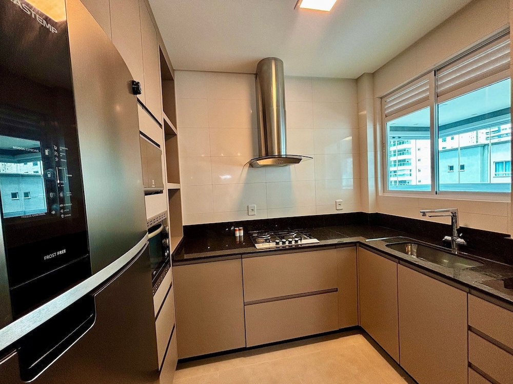 Apt w/ Gourmet Balcony 450m From Beach Reb0802