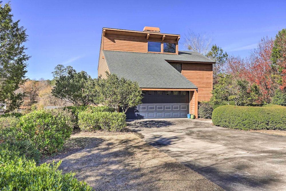 Lakefront Macon Getaway w/ Stunning Boathouse view 4